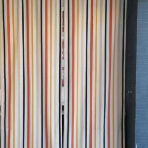 πανό ριγέ πορτοκαλί, επενδυμένο με blackout σε διαστάσεις 0,76 χ 2,46 ύψος