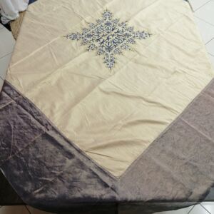 καρέ, τραπεζομάντηλο μεταξωτό με κέντημα μπλε - χρυσό και οργάντζα μπλε περιμετρικά σε διαστάσεις 1,55 χ 1,55