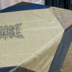 καρέ, τραπεζομάντηλο μεταξωτό με κέντημα μπλε - χρυσό και οργάντζα μπλε περιμετρικά σε διαστάσεις 1,55 χ 1,55