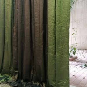 κουρτίνα ραμμένη με 2 υφάσματα ταφτάς τσαλακωτός σε χρώμα καφέ και πράσινο και διαστάσεις 1,20 χ 3,00 ύψος