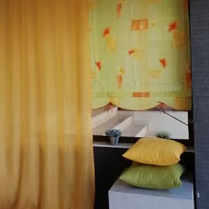 ρόμαν ραμμένο από οργάντζα με λουλούδια πορτοκαλί-λαχανί και διαστάσεις 1,00 χ 1,40 ύψος