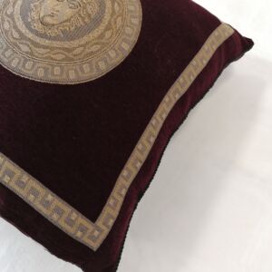 Μαξιλαροθήκη διακόσμησης απο βαμβακερό ύφασμα επίπλωσης σε μπορντω απόχρωση με χρυσό.Διαθέτει περιμετρικά ραφή απο κορδόνι σε μαύρο χρώμα και φερμουάρ για εύκολη χρήση.Η διασταση της είναι 0,60χ0,60.