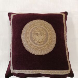 Μαξιλαροθήκη διακόσμησης απο βαμβακερό ύφασμα επίπλωσης σε μπορντω απόχρωση με χρυσό.Διαθέτει περιμετρικά ραφή απο κορδόνι σε μαύρο χρώμα και φερμουάρ για εύκολη χρήση.Η διασταση της είναι 0,60χ0,60.