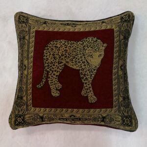 Μαξιλαροθήκη διακόσμησης σε κεραμιδί απόχρωση με σχέδιο tiger και ραφή περιμετρικά κορδόνι.Η μαξιλαροθήκη ειναι σε διάσταση 0,40χ0,40 και διαθέτει φερμουάρ για εύκολη χρήση.