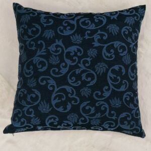 μαξιλάρι μπλε με ανάγλυφο κλασσικό σχέδιο σε διάσταση 45 χ 45