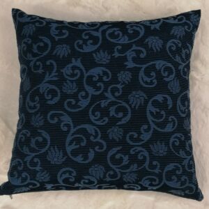 μαξιλάρι μπλε με ανάγλυφο κλασσικό σχέδιο σε διάσταση 45 χ 45