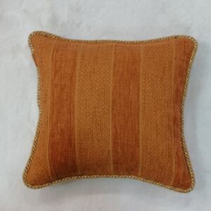 Μαξιλαροθήκη διακόσμησης πορτοκαλί ριγέ διπλής όψης με κορδόνι στη ραφή και φερμουάρ για εύκολη χρήση.