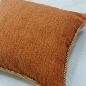 Μαξιλαροθήκη διακόσμησης πορτοκαλί ριγέ διπλής όψης με κορδόνι στη ραφή και φερμουάρ για εύκολη χρήση.