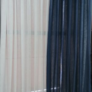 Χειροποίητη κουρτίνα από μπλε ημιδ΄ιάφανη γάζα,με διάσταση 1,72χ2,70 ύψος,Η κουρτίνα περιέχει 3,44 μετρα ύφασμα και είναι ραμμένη για κουρτινόξυλο με φάρδος 1,72. χ 2,70 ύψος