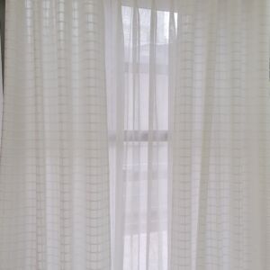 Λευκή καρώ βαμβακερή γάζα με διάσταση 1,50χ2,25 ύψος και ραφή τρουκς