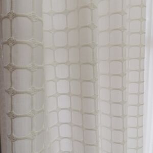 Λευκή καρώ βαμβακερή γάζα με διάσταση 1,50χ2,25 ύψος και ραφή τρουκς