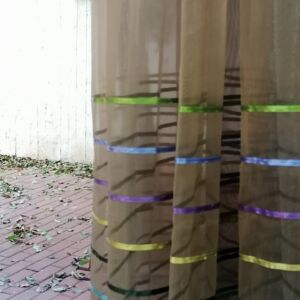 Κουρτίνα διάφανη οργάντζα ,ριγέ καφέ -πράσινο με διάσταση 1,97 χ2,63 ύψος και ραφή vanity.Ηκουρτίνα περιέχει 4.93 μέτρα ύφασμα .