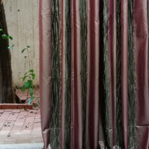 Κουρτίνα από ταφτά σε φούξια -γκρι απόχρωση, με διάσταση 0,85χ2,95 ύψος και ραφή ποτηράκι.Η κουρτίνα περι'εχει 2,10 μ ύφασμα.