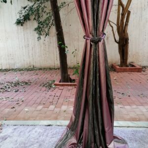Κουρτίνα από ταφτά σε φούξια -γκρι απόχρωση, με διάσταση 0,85χ2,95 ύψος και ραφή ποτηράκι.Η κουρτίνα περι'εχει 2,10 μ ύφασμα.