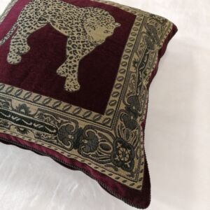 Υπέροχη μαξιλαροθήκη κλασικού ύφους σε μπορντώ απόχρωση με μοναδική ραφή περιμετρικά κορδόνι.Ιδανική πρόταση για το χώρο σας που συνδυάζεται άψογα με ριχτάρια σε χρυσό , μπορντό και μαύρο.