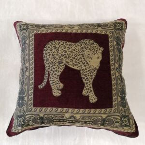 μαξιλαροθήκη διακόσμησης μπορντό με σχέδιο tiger σε χρυσό. Διαθέτει φερμουάρ και ραφή απο κορδόνι μαύρο περιμετρικά.Η διάσταση της ΄είναι 0,60χ0,60.