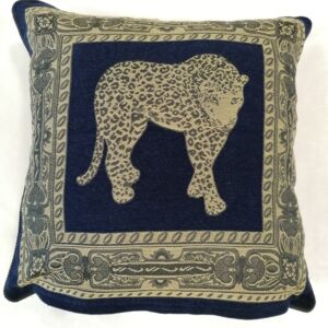 Μαξιλαροθήκη διακόσμησης μπορντώ , σε διάσταση 0,60 χ0,60 με ραφή περιμετρικά από μαύρο κορδόνι και τελείωμα με φερμουάρ.