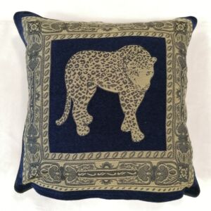 Μαξιλαροθήκη διακόσμησης με διάσταση 0,60χ0,60 σε μπλε χρώμα και σχέδιο tiger σε χρυσό -λαδί.Διαθέτει περιμετρικά ραφή απο μαύρο κορδόνι και φερμουάρ στο τελείωμα για εύκολη χρήση.