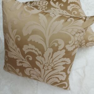 μαξιλαροθήκη διακόσμησης damask χρυσό με διάσταση 0,465χ0,45 από ταφτά με φερμουάρ στο τελείωμα .