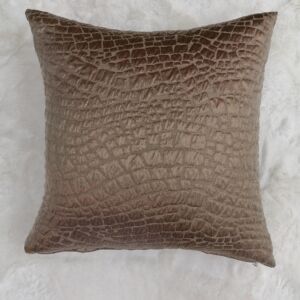 Μαξιλαροθήκη διακόσμησης από ανάγλυφο ταφτά σε γκρι -καφέ με διάσταση 0,45χ0,45 και φερμουάρ στο τελείωμα.