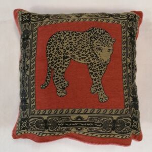 Μαξιλαροθήκη διακόσμησης κεραμιδί με σχέδιο tiger σε συνδυασμό με χρυσό -λαδί.Διαθέτει περιμετρικά ραφή κορδόνι και φερμουάρ για εύκολη χρήση.Ηδιάσταση της είναι 0,60χ0,60.