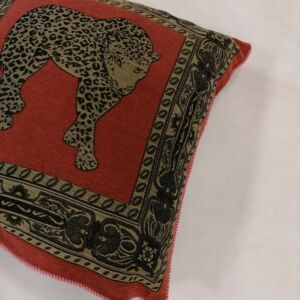 Μαξιλαροθήκη διακόσμησης μπορντώ , σε διάσταση 0,60 χ0,60 με ραφή περιμετρικά από μαύρο κορδόνι και τελείωμα με φερμουάρ.