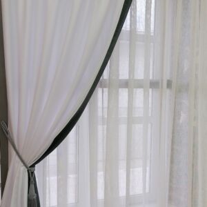 Κουρτίνα λευκή αδιάφανη με γκρι φάσα αριστερά,με διάσταση 1,15χ2,35 ύψος και απλή ραφή.