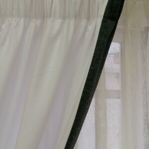 Κουρτίνα λευκή αδιάφανη με γκρι φάσα αριστερά,με διάσταση 1,15χ2,35 ύψος και απλή ραφή.