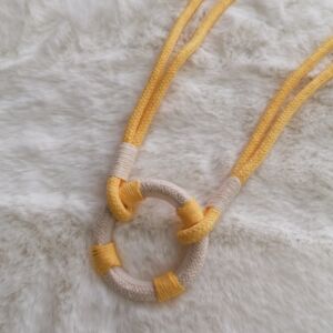 Δέστρα κουρτίνας παιδική σε χρώμα κίτρινο με σχέδιο σωσίβιο και μήκος δεσίματος 40 εκατοστά.