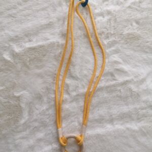 Δέστρα κουρτίνας παιδική σε χρώμα κίτρινο με σχέδιο σωσίβιο και μήκος δεσίματος 40 εκατοστά.