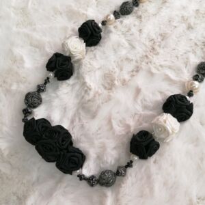 Δέστρα κουρτίνας με σχέδιο τριανταφυλλάκια σε χρώμα ασημί ,λευκό μαύρο με διάσταση 34 εκατοστά μήκος.