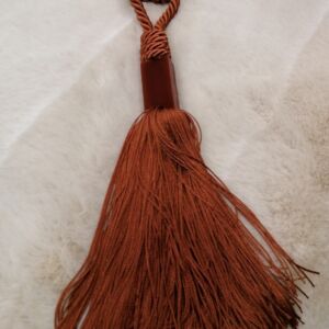 Κανελί δέστρα με μήκος διάστασης 77 εκατοστά.