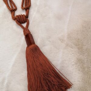 Κανελί δέστρα με μήκος διάστασης 77 εκατοστά.