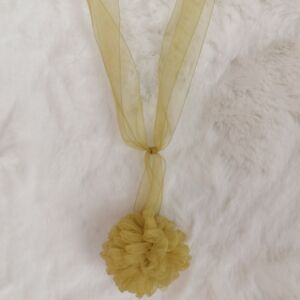 Κίτρινη δέστρα από οργάντζα με σχέδιο φουντάκι και μήκος δεσιάς 40 εκατοστά.