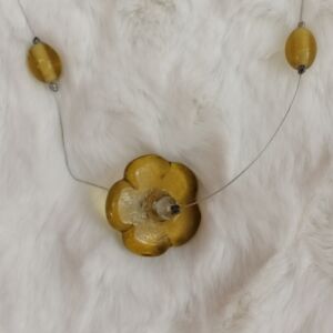 Δέστρα κίτρινη διάφανη με σχέδιο μαργαρίτα και μήκος διάστασης 42 εκατοστά.