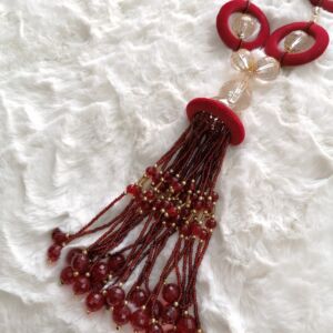 Δέστρα μπορντώ κολιέ με δίσκους και μήκος δεσιάς 37 εκατοστά.