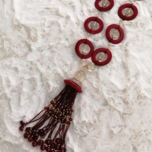 Δέστρα μπορντώ κολιέ με δίσκους και μήκος δεσιάς 37 εκατοστά.