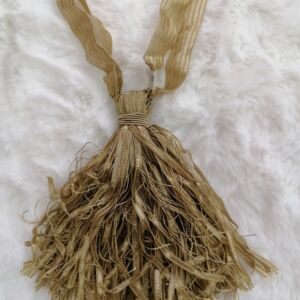 εστρα σε χρυσό χρώμα από πολυέστερ με μήκος κορδόνιου 42 εκατοστά.