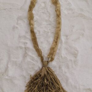 Δεστρα σε χρυσό χρώμα από πολυέστερ με μήκος κορδόνιου 42 εκατοστά.