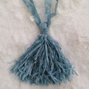 Σιελ δέστρα από πολυέστερ με σχέδιο φουντάκι και μήκος δεσιάς 42 εκατοστά.