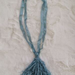 Σιελ δέστρα από πολυέστερ με σχέδιο φουντάκι και μήκος δεσιάς 42 εκατοστά.