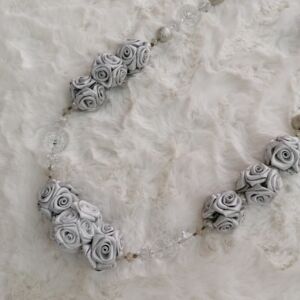 Δέστρα κουρτίνας σε χρώμα λευκό-ασημί και σχέδιο τριανταφυλλάκι με διάσταση 34 εατοστά μήκος.