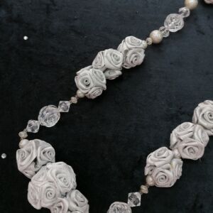 Δέστρα κουρτίνας σε χρώμα λευκό-ασημί και σχέδιο τριανταφυλλάκι με διάσταση 34 εατοστά μήκος.