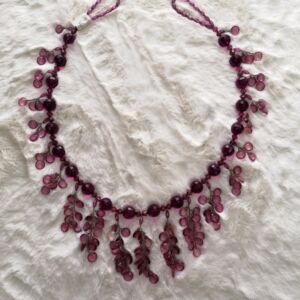 Δέστρα κολιέ μωβ-φουξια με κρυσταλλακια και μήκος δεσιάς 43 εκατοστά.