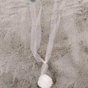 Λευκή δέστρα από οργάντζα με δχέδιο φουντάκι και μήκος δεσιάσ 40 εκατοστά