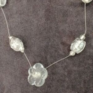 Δέστρα λευκή με σχέδιο μαργαρίτα και μήκος 42 εκατοστά.