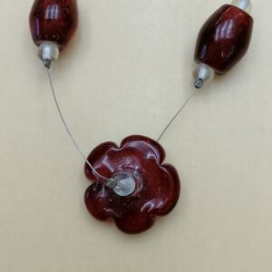 Μπορντώ διάφανη δέστρα με σχέδιο μαργαρίτα και μήκος δεσιάς 42 εκατοστά.