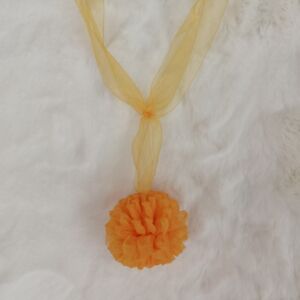 Πορτοκαλί δέστρα από οργάντζα με σχέδιο φουντάκι και μήκος δεσιάς 40 εκατοστά.