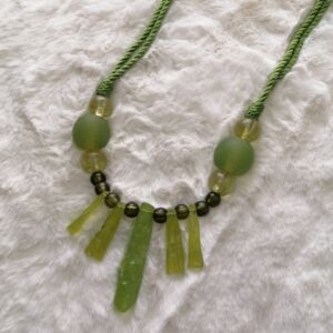 Δέστρα κουρτίνας σε πράσινη απόχρωση με σχέδιο σταλακτίτη και μήκος διάστασης 48 εκατοστά.