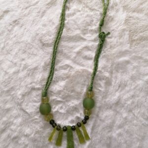 Δέστρα κουρτίνας σε πράσινη απόχρωση με σχέδιο σταλακτίτη και μήκος διάστασης 48 εκατοστά.